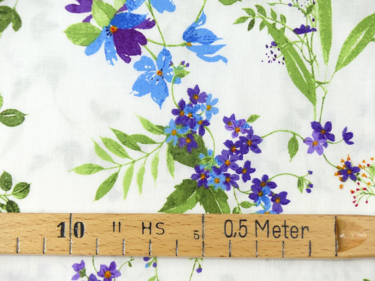 Patchworkstoff Clothworks aus der Serie Flowershop lila blau  Blüten auf weiß filigrane Blüten Blütenranke mit Maß